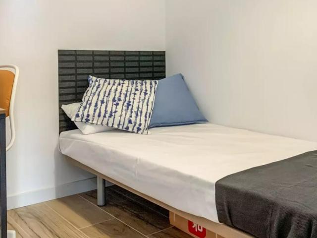 Pleasant single bedroom close to the Pubilla Cases metro