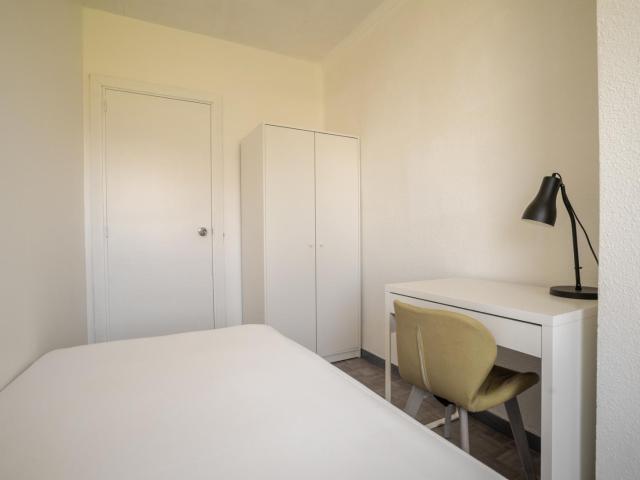 Pleasant single bedroom next to Sants neighbourhood