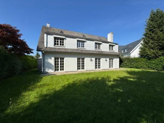 Pleasant six bedroom villa ideally located