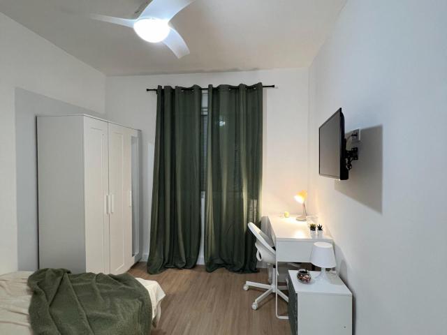 Pleasing double bedroom within walking distance to the beach