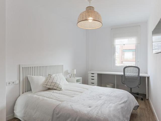 Pleasing single bedroom in modern apartment in Gracia