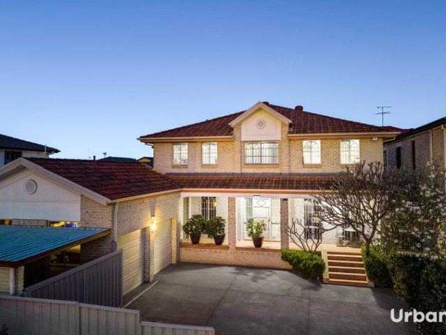 PLENTY OF CAR SPOTS, POOL, 42 SQUARES OF LIVING SPACE AND ON 724SQM? THIS ONE HAS IT ALL!