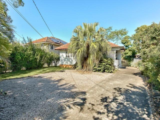 PLENTY OF OPPORTUNITY, LARGE 1,047m2 BLOCK !