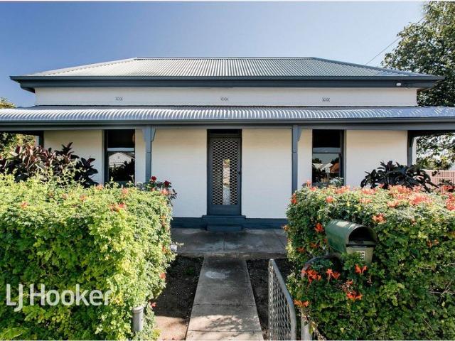 PLENTY OF LIVING SPACE, COTTAGE STYLE!
