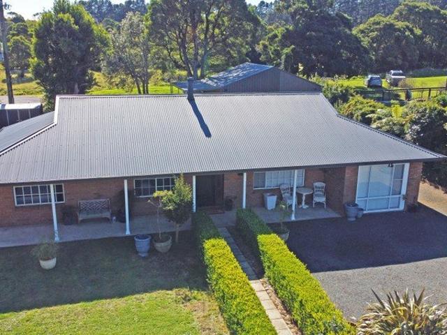 PLENTY OF ROOM & PRIVATELY POSITIONED FAMILY HOME ON APPROX 1330SQM