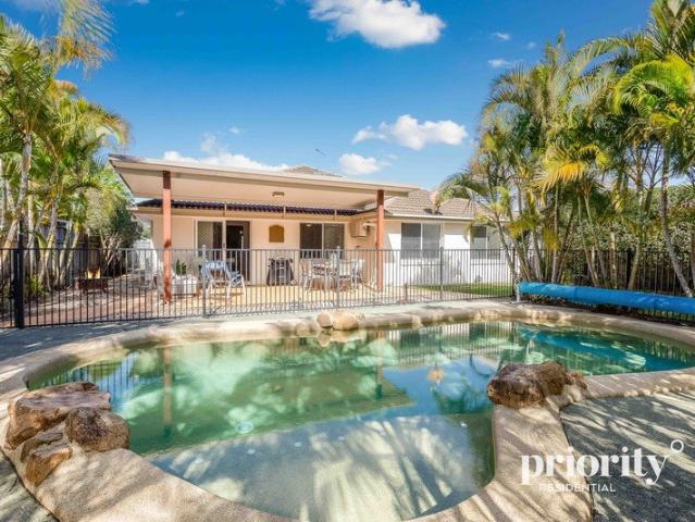 Plenty To Go Round! 4 Beds & 4 Living + Pool