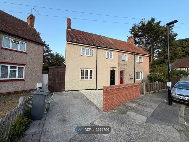 Plum Garth, Brentford TW8, 3 bed semi detached house to rent, £2,500 pcm | PrimeLocation