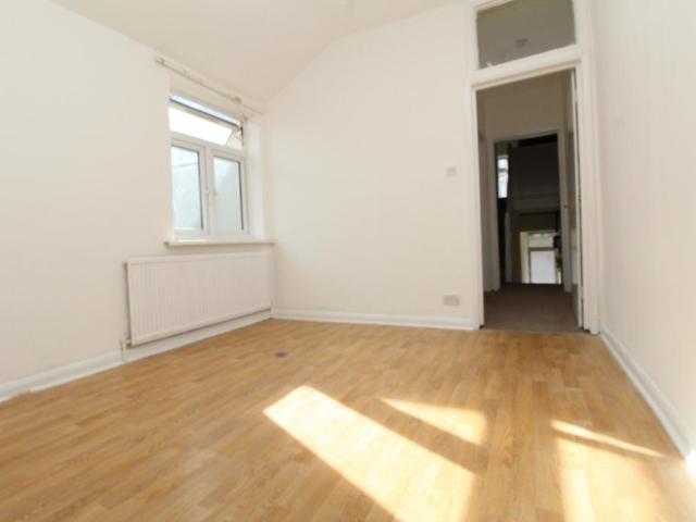 Plumstead High Street, London SE18 3 bed maisonette to rent £1,750 pcm £404 pw