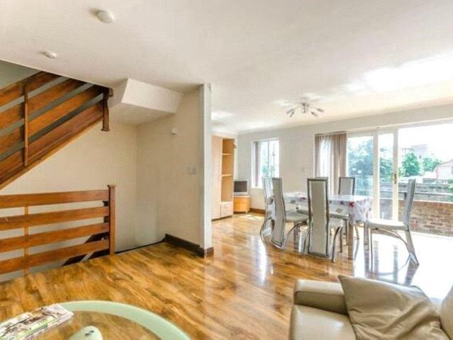 Plymouth Wharf, London, E14 4 bed house to rent £3,600 pcm £831 pw