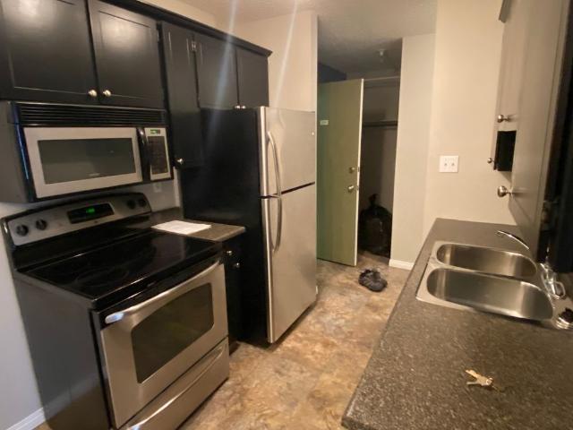 PN419 Spacious Renovated 1 Bedroom Suite with Patio Near Kingsway Heat & Water Included