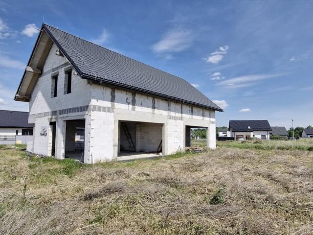 Bliźniak w stanie surowym z dużą działką w Pszenno