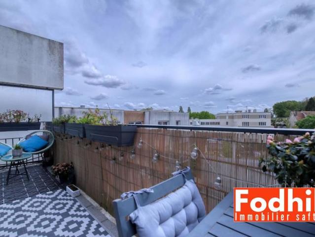 Appartement 4 pièces de 73 m² situé au 4? et dernier étage, avec balcon, cave et parking en sus
