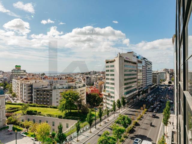Furnished 4 bedroom apartment next to Marquês de Pombal