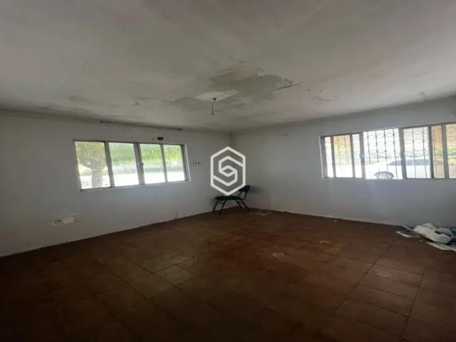 Prédio comercial na treze de maio vermelha