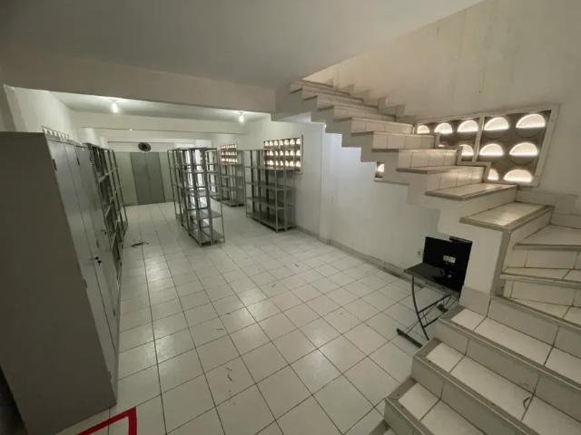 Prédio de 3 andares para locação em excelente localização próximo da Rogaciano Leite