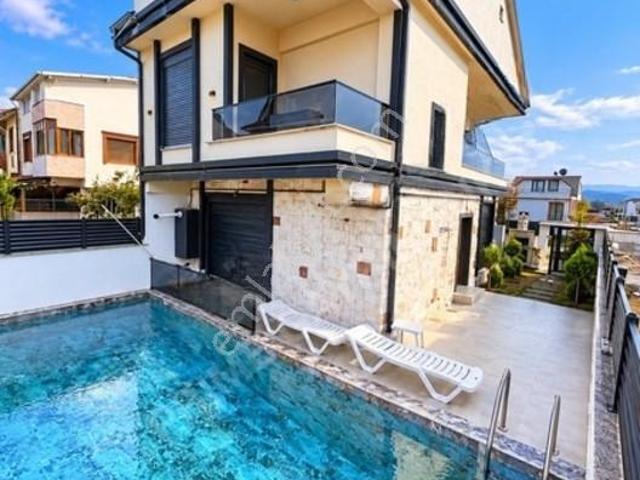 Prıme'dan Tamamen Müstakil Denize 2.parsel İskanlı Villa!