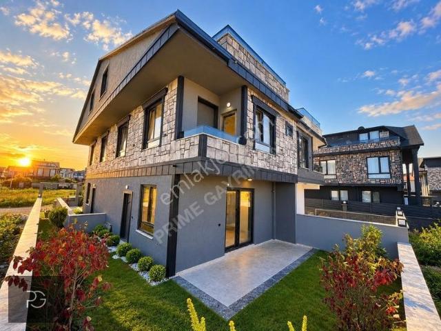 Prıme'dan Denize Yürüme Mesafesin'de Fırsat İkiz Villa!