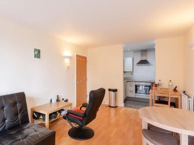 Proton Tower, Blackwall Way, Canary Wharf E14, 1 bed flat to rent, £2,000 pcm | PrimeLocation