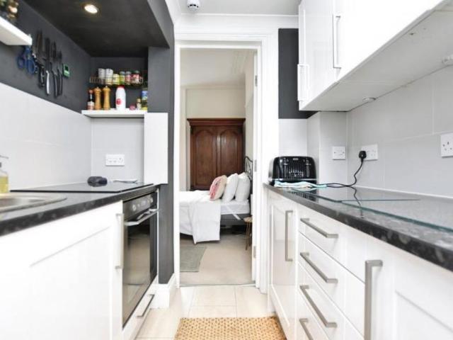 Proud to present this one bedroom flat to let in popular Southville, offering an open plan living space with river views, contemporary bathroom, communal parking, and excellent access to Wapping Wharf, Bristol Harbourside and local transport links