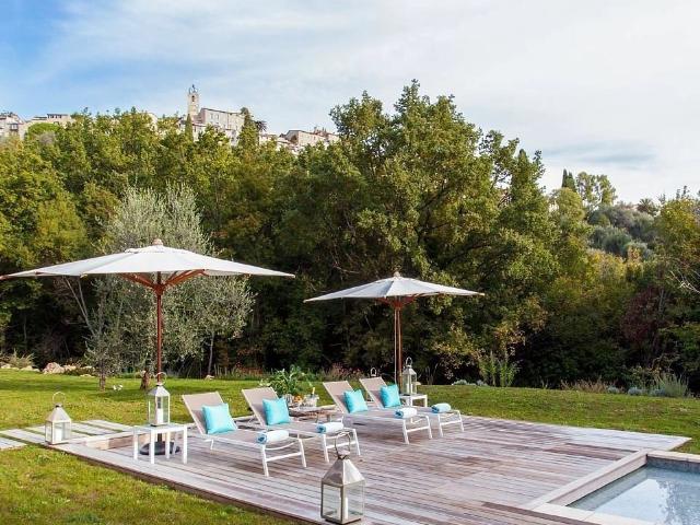 PROVENCALE MODERNE AVEC UNE VUE SUPERBE SUR LE VIEUX VILLAGE