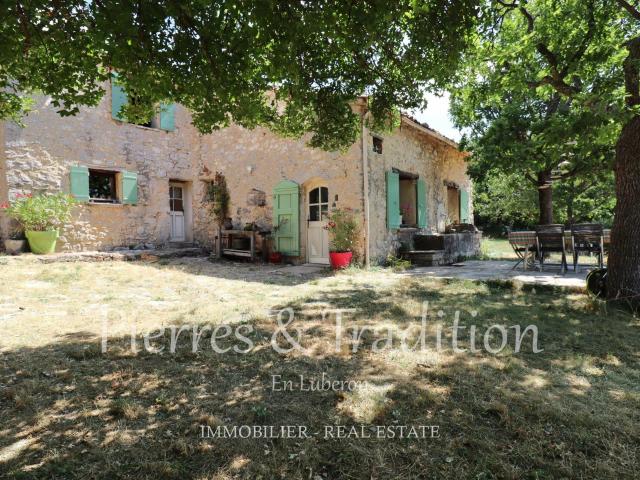 Provence, Luberon, magnifique ancienne ferme rénovée avec vu. 148m² Villars