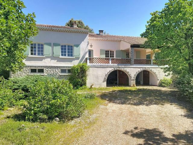 Luberon Propriété avec vue, 4 chambres, bel environnement 185m² Apt