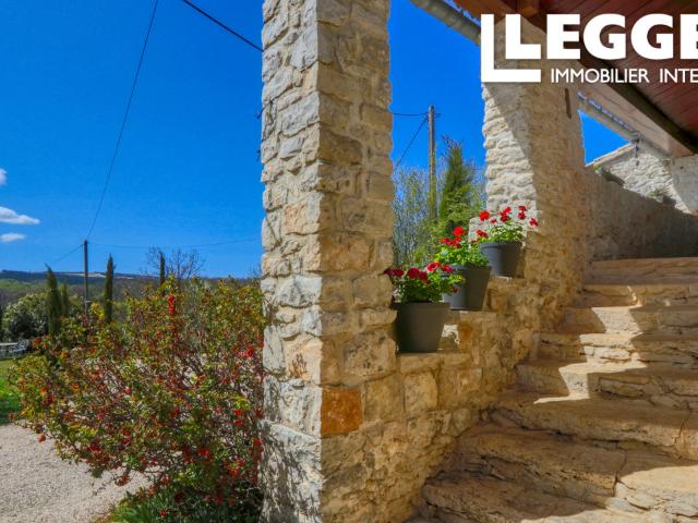 PROVENCE SIMIANE LA ROTONDE: Magnifique maison de caractère, rénovée avec goût. Trois chambres. Piscinable