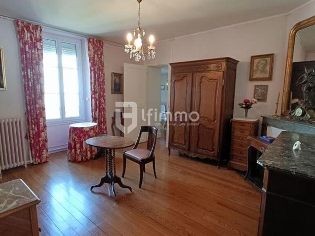 Provins maison de ville 100m² et grenier 85 m² au calme. Petit e