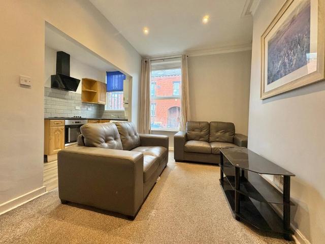 Providence Avenue, Woodhouse, Leeds, LS6 1 bed flat to rent £795 pcm £183 pw