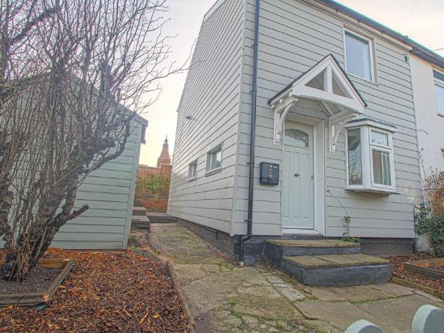Providence Place, Colchester, Essex, CO1 2 bed semi detached house to rent £1,100 pcm £254 pw