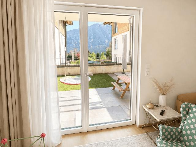 PROVISIONFREI Moderne Gartenwohnung mit 100 m² Eigengarten und Tiefgaragenstellplatz in Maurach am Achensee
