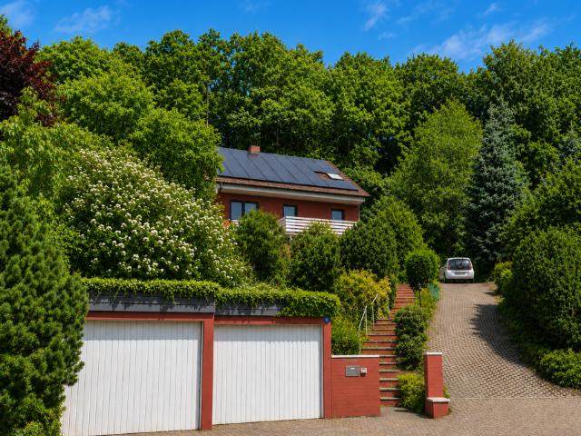 Provisionsfrei* 1 2 Familienhaus in Bestlage 1.404 m² Grundstück mit weiterem Baurecht