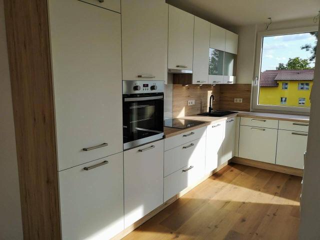 PROVISIONSFREI: 2 Tiefgaragenplätze, Küche, Bad mit Doppel Waschbecken, Dusche UND Badewanne