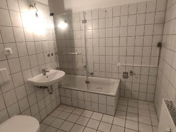 Provisionsfrei: 3 Zimmer DG Wohnung mit Balkon in Eschborn