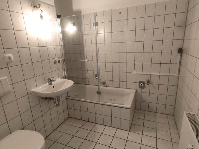 Provisionsfrei: 3 Zimmer DG Wohnung mit Balkon in Eschborn