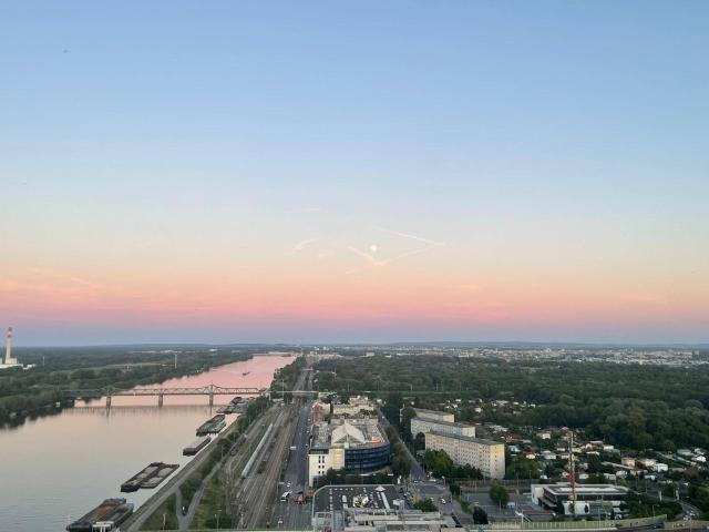 Provisionsfrei | 3 Zimmer direkt an der Donau mit Balkon, Loggia & Panoramablick | MARINA TOWER 27. OG