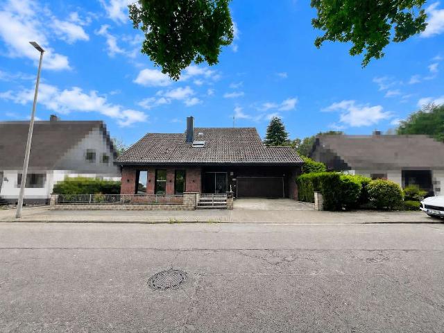 Provisionsfrei ! Teilsaniertes, freistehendes Einfamilienhaus mit großem Garten und Doppelgarage