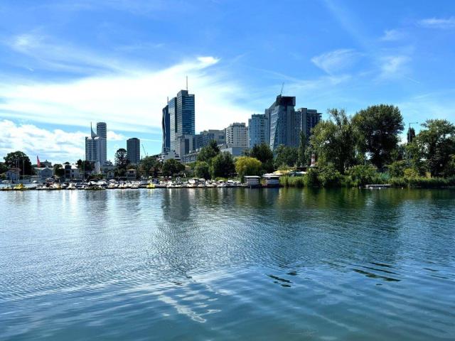 PROVISIONSFREI THE WATERFRONT CURIOSITY ABSOLUTE SELTENHEIT – EIGENGRUND BEI DER ALTEN DONAU!