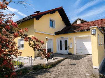 Provisionsfrei! Totalsaniertes Einfamilienhaus in Seekirchen am Wallersee | Garten & 2 Garagen | Salzburg in 15 Min