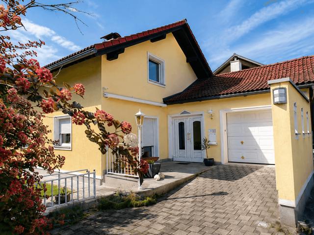 Provisionsfrei! Totalsaniertes Einfamilienhaus in Seekirchen am Wallersee | Garten & 2 Garagen | Salzburg in 15 Min