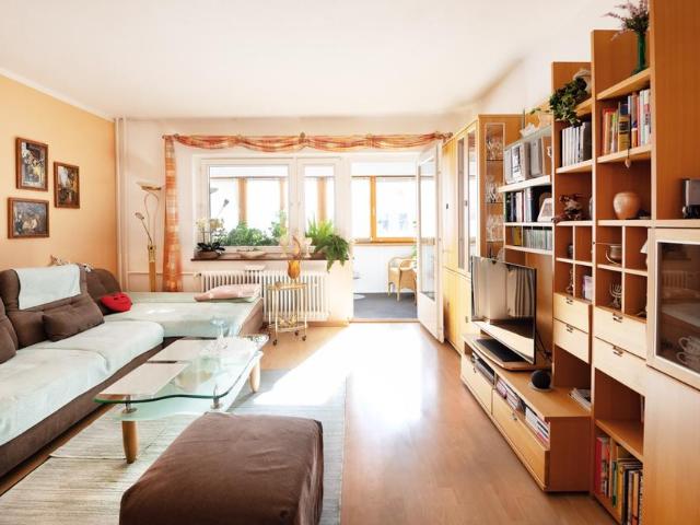 Provisionsfrei Vermietete 2 Zimmer Wohnung mit Loggia & Garage
