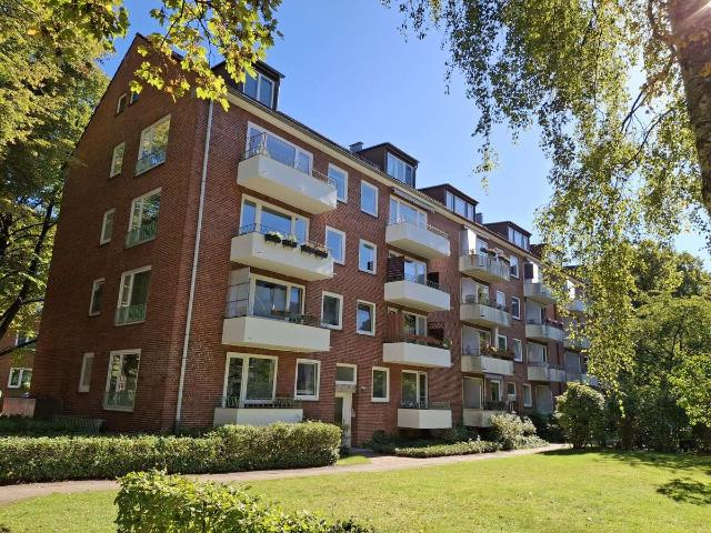 Provisionsfrei: Vermietete 3 Zimmer Wohnung mit Süd West Balkon, 80 m vom Eilbekkanal