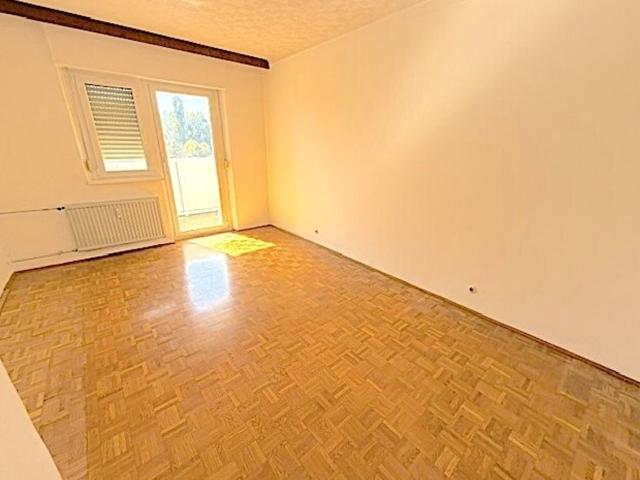 Provisionsfrei vom Eigentümer! Unsanierte 3 Zimmer Wohnung mit Wintergarten!