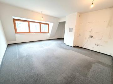 NEUER PREIS! PROVISIONSFREI VOM EIGENTÜMER! RUHIGE 2 ZIMMER DACHGESHOSSWOHNUNG IN DER SAILERÄCKERGASSE!