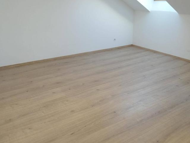 Provisionsfrei von Eigentümer: Helle frisch sanierte Dachgeschosswohnung neue Küche, neues Bad etc und Dachterrasse in stilvollem Altbau
