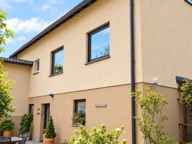 Provisionsfrei von privat: Großzügiges Zweifamilienhaus mit 230 m² Wohnfläche, Garten und 2 Garagen
