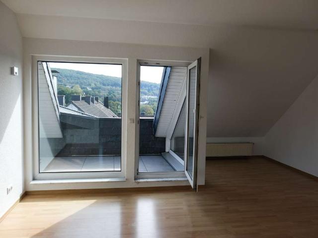 Provisionsfrei von privat: Helle, ausgebaute 3 Zimmer DG Wohnung mit uneinsehbarer Südloggia