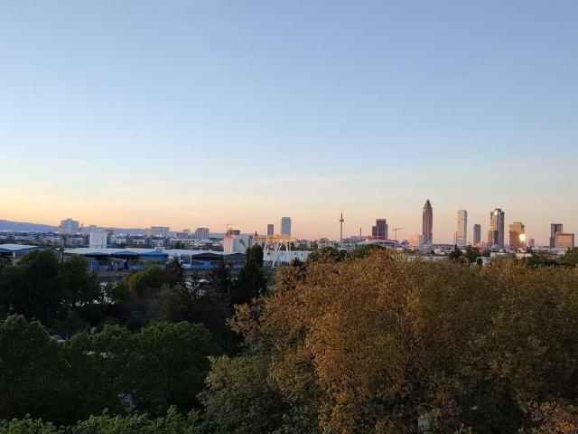 Provisionsfrei: Wohnen und vermieten unter einem Dach mit Blick auf die Skyline! von privat