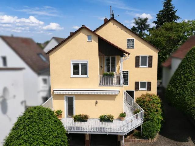 PROVISIONSFREI* Zweifamilienhaus mit großem Sonnengarten