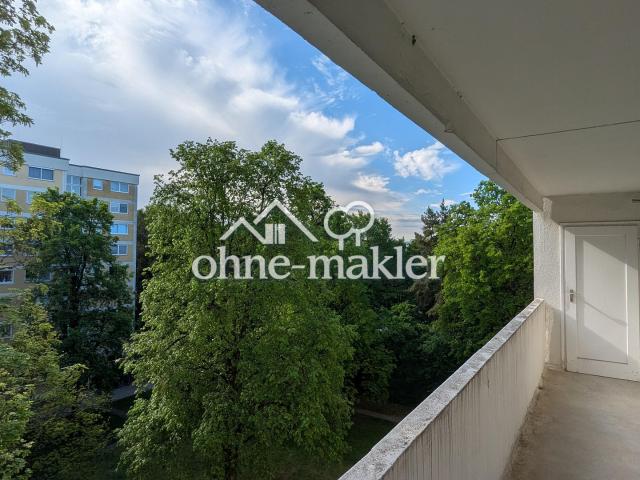 Provisionsfrei zum Renovieren: Geräumige 3 Zimmer Wohnung mit Loggia, 1 Gehminute von U Bahn Station